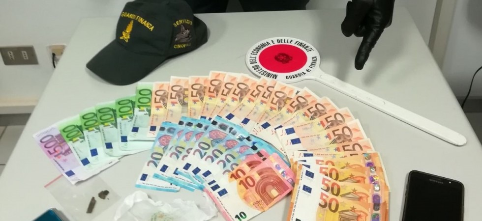 Oltre 2 mila euro in tasca e in casa 40 grammi di eroina e 1 di hashish